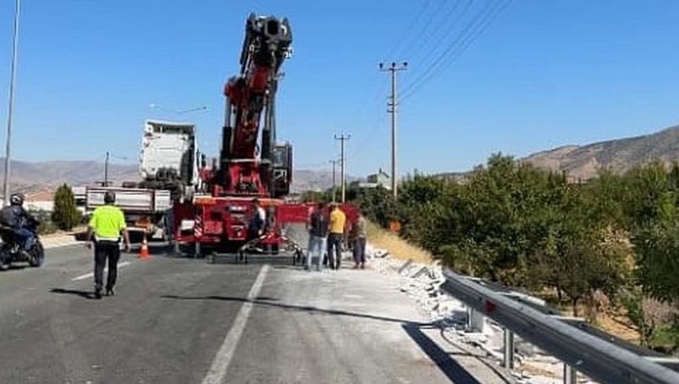 Karo Yüklü TIR, Bir Evin Bahçesine Uçtu