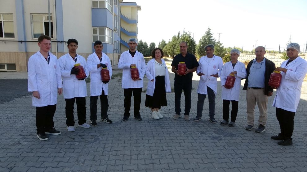 Öğrenciler Okulda 1 Ton Salça Üretti