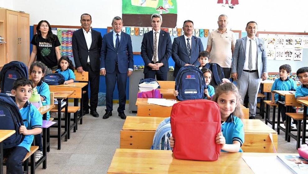 “Öğrencilere Çanta ve Kırtasiye Malzemeleri Dağıtıldı”