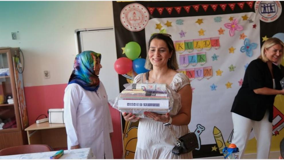Parlak Gelecekler Derneği'nden Kırtasiye Yardımı