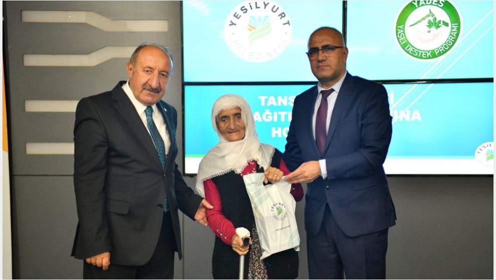 Yeşilyurt Belediyesi'nden Yaşlılara Tansiyon Aleti Desteği