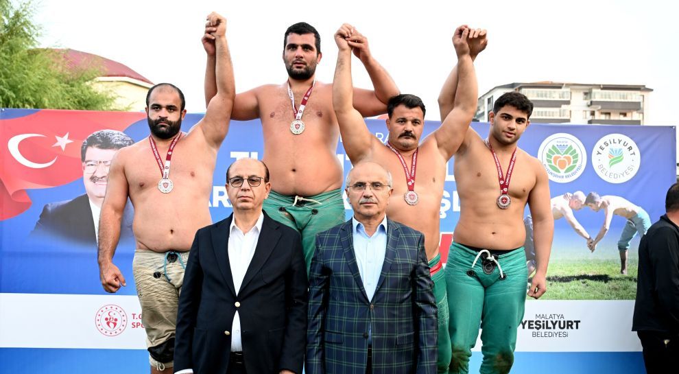 20. Uluslararası Turgut Özal Karakucak Güreşlerinde Başpehlivan Civelek