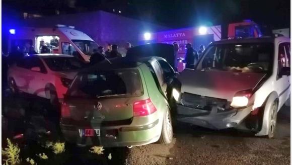 3 Otomobilin Karıştığı Kazada 2 Yaralı