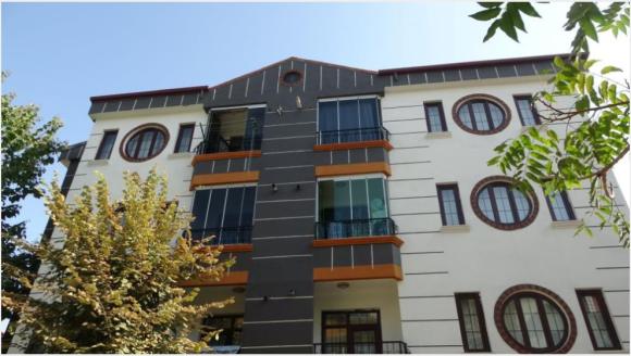 Balkondan Düşen Genç Kız Ağır Yaralandı