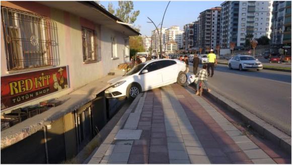 Çarptığı Otomobll Eve Savruldu.. 3 Yaralı