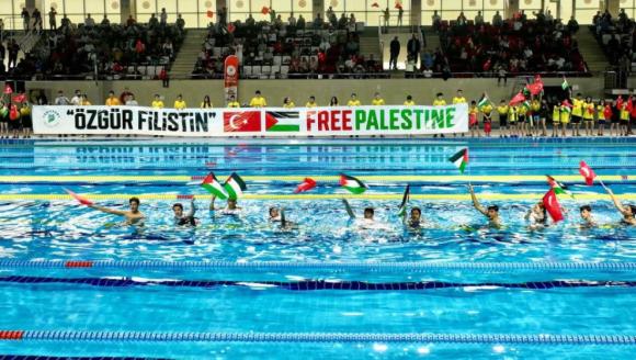 "Gazze İçin Umuda Kulaç At"  Yüzme Yarışması Düzenlendi