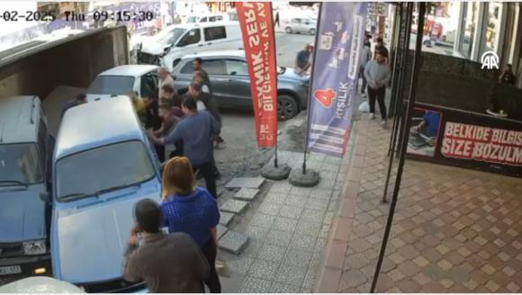 Hafriyat Kamyonunun 15 Araca Çarptığı Kazayı Kamera Kaydetti