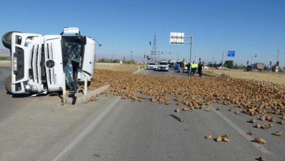 Kamyon Kaza Yaptı, Pancar Yol Kapattı!.