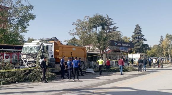 Kontrolden Çıkan Kamyon Konteyner İşyerlerine Daldı!..