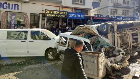 Ortalık Savaş Alanına Döndü.. 12 Araca Çarptıktan Sonra Devrildi
