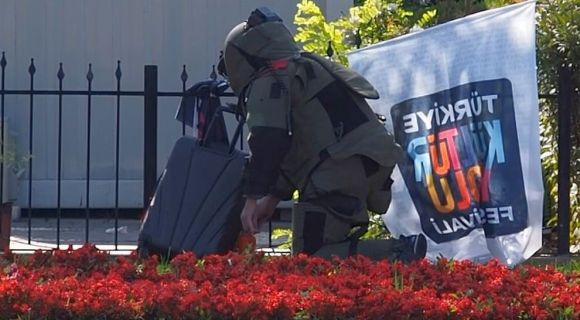 Kültür Merkezi Önündeki Şüpheli Bavul Polisi Alarma Geçirdi