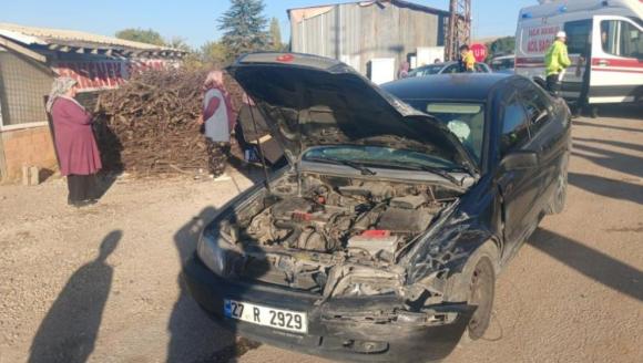 Otomobil Minibüse Çarptı, 4 Kişi Yaralandı