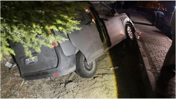 Refüje Çarpan Araçta 1 Kişi Yaralandı