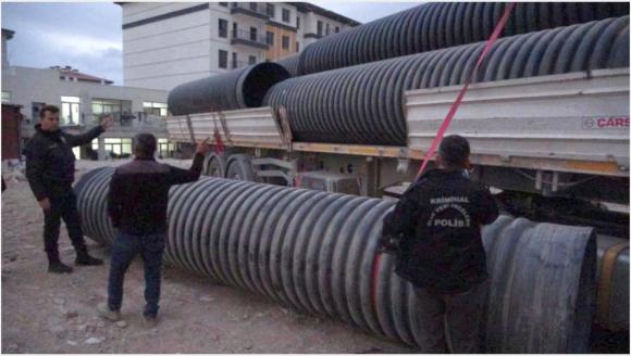 Üstüne 750 Kiloluk Boru Düşen Sürücü Ağır Yaralandı