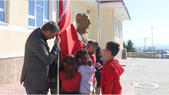 "Vatan Olmadan, Bayrak ve Millet Olmaz, Hiçbir Şey Olmaz"