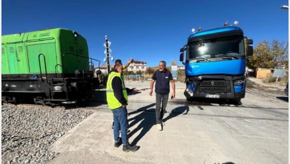 Yük Treni İle TIR Çarpıştı..
