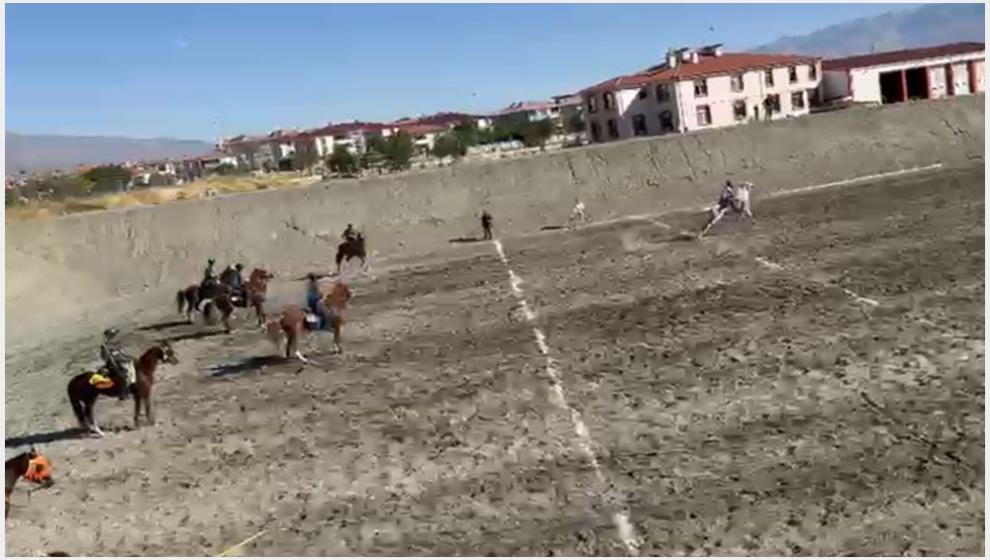 Atlı Cirit Ön Eleme Yarışmaları Erzincan'da Başladı