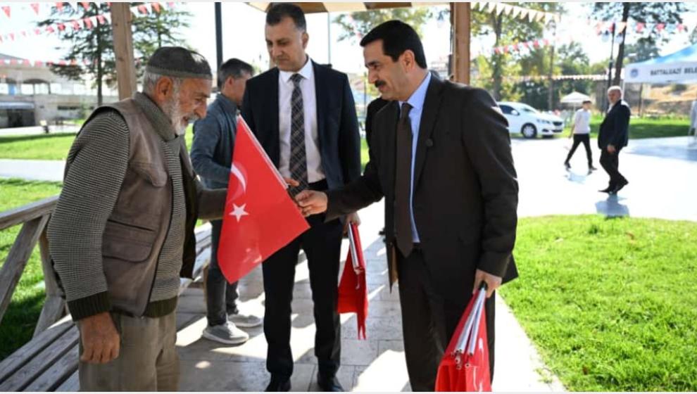 Başkan Taşkın Vatandaşlara Türk Bayrağı Dağıttı