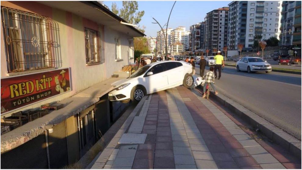 Çarptığı Otomobll Eve Savruldu.. 3 Yaralı