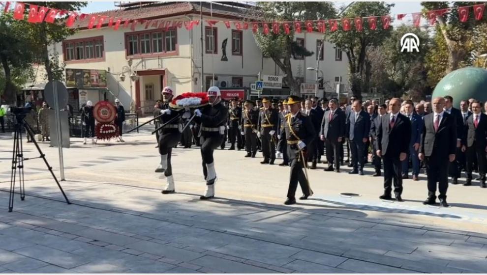 Cumhuriyet Bayramı'nda Atatürk Anıtlarında Törenler