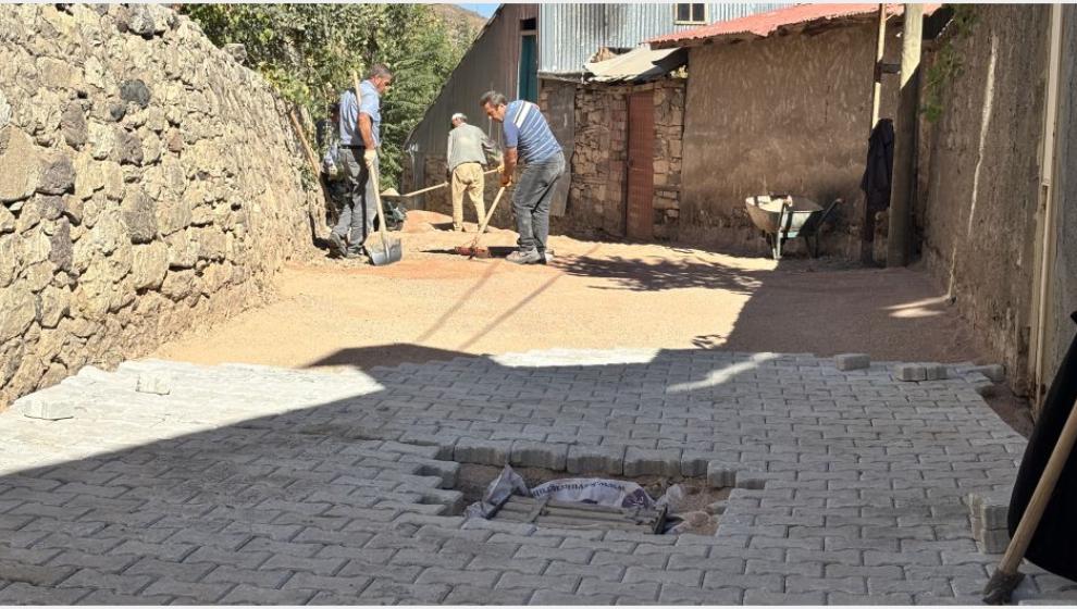 İlçenin 3 Mahallesinde Kilit Taş Döşeme Çalışması