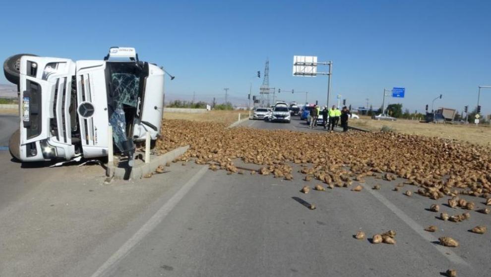 Kamyon Kaza Yaptı, Pancar Yol Kapattı!.