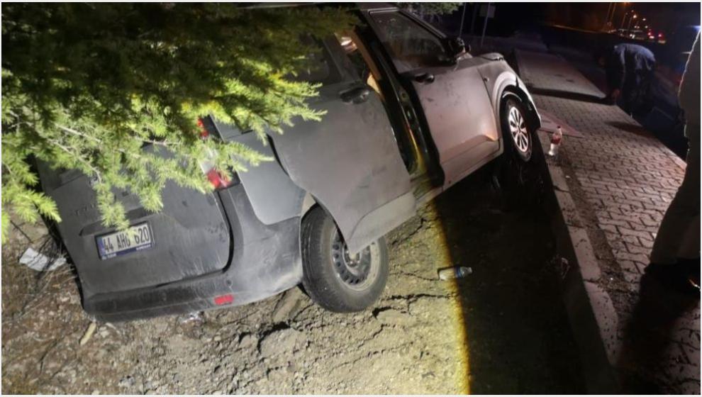 Refüje Çarpan Araçta 1 Kişi Yaralandı