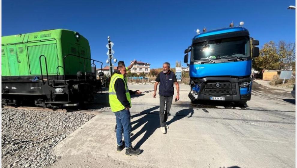 Yük Treni İle TIR Çarpıştı..
