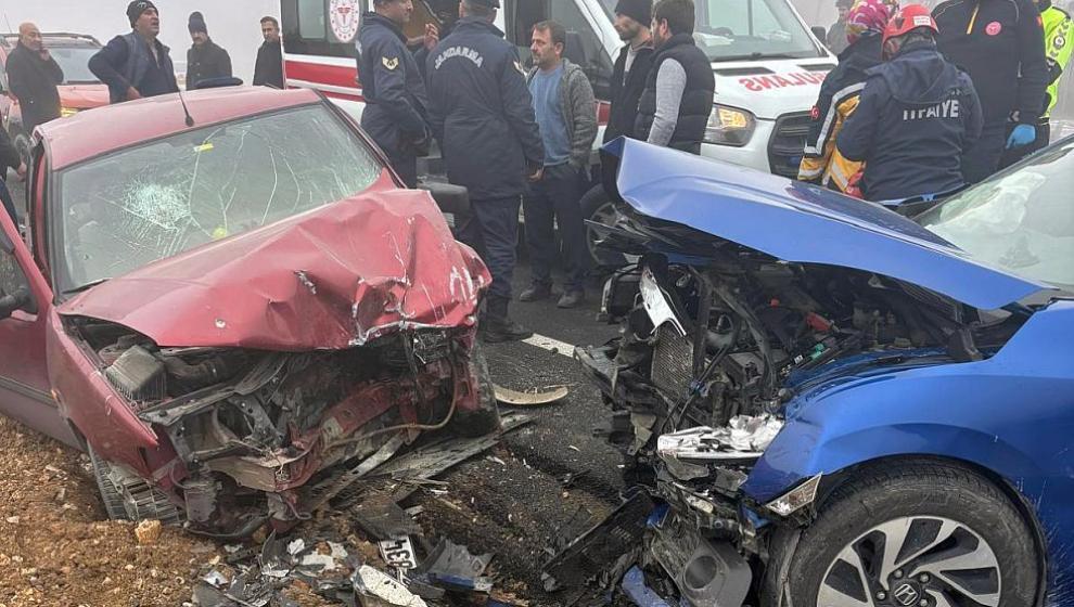 2 Araç Kafa Kafaya Çarpıştı.. 5 Yaralı