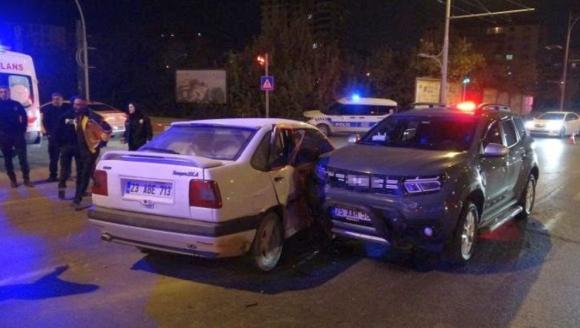 Çöşnük Kavşağında Yine Kaza, 3 Kişi Yaralandı