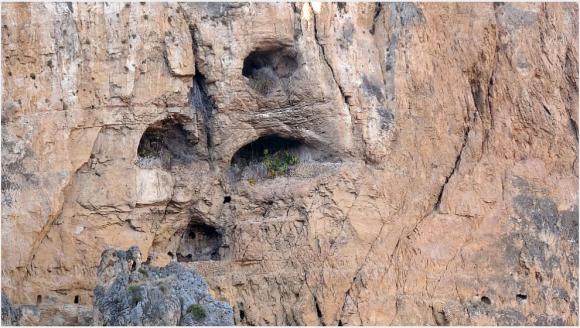 Devasa Kaya Parçaları Vatandaşları Tedirgin Ediyor