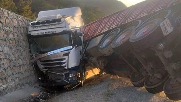 Devrilen TIR'ın Sürücüsü Yaralandı