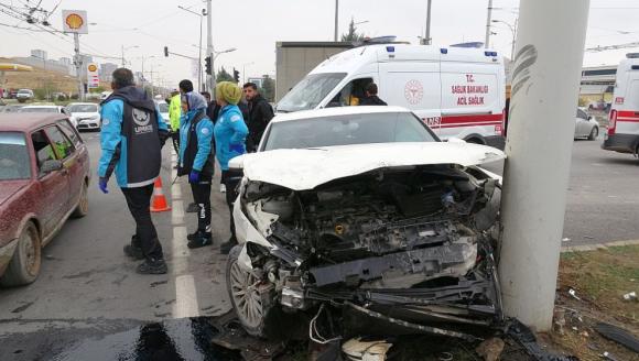 İki Otomobilin Çarpıştığı Kazada İki Kişi Yaralandı