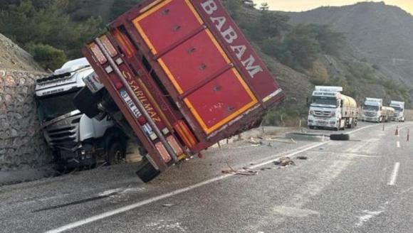 İstinat Duvarına Çarpan Tırın Sürücüsü Yaralandı