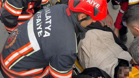 Kamyonet ile Kamyon Çarpıştı, 1 Kişi Yaralandı