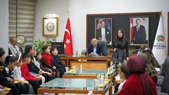 Konserde Sahne Alan Çocuklar Sami Er'i Ziyaret Etti