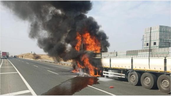 Malatya- Elazığ Yolunda Bir TIR Yandı