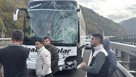 Malatya'dan İstanbul'a Gitmekte Olan Otobüs Bolu Dağında Kaza Yaptı