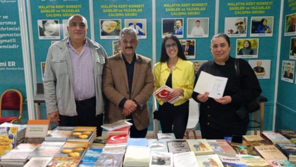 Şair İsrafil Ercan, Fuarda Kitabını İmzaladı