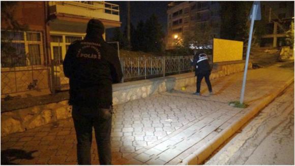 Sopalarla Dövüldü, Bıçakla Yaralandı