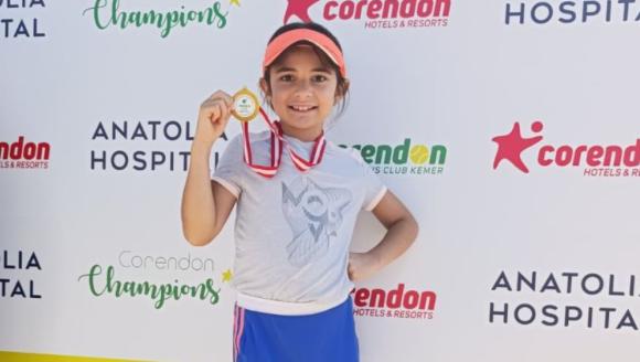 Teniste Türkiye Şampiyonu Olan Defne'nin Hedefi Milli Takım