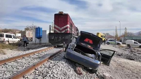 Yük Treni ile Otomobil Çarpıştı