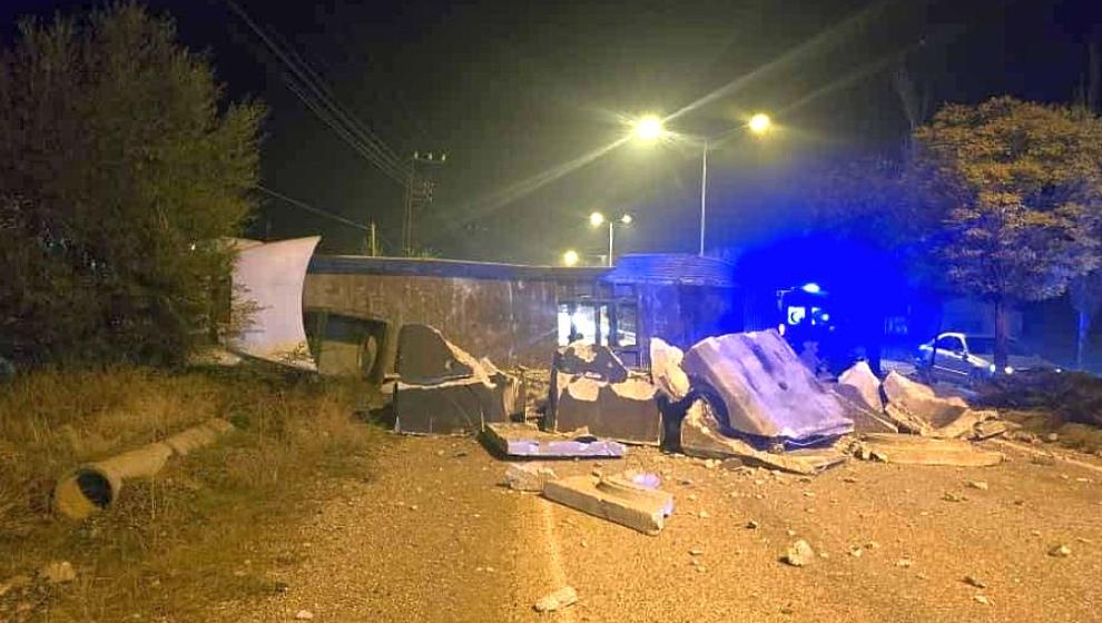 Doğanşehir'de TIR Devrildi, Yol Trafiğe Kapandı