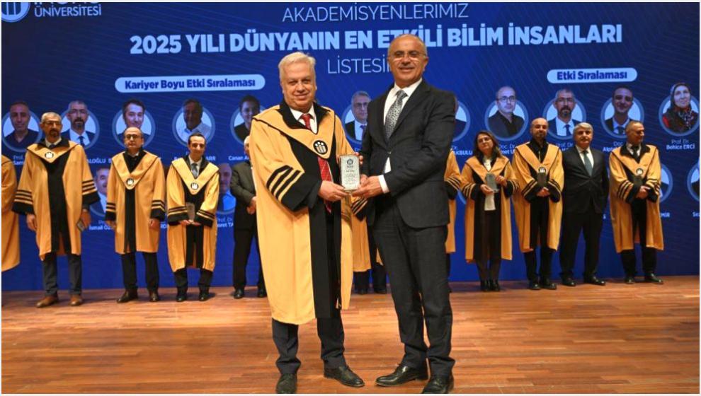'En Etkili Bilim İnsanları' ile Eğitime Katkıda Bulunanlara Plaket