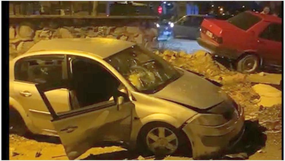 İki Otomobil Kavşakta Çarpıştı, 3 Kişi Yaralandı