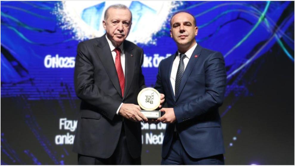 İnönü Üniversitesi Öğretim Üyesi Prof.Dr. Tekin, Ödülünü Erdoğan'dan Aldı
