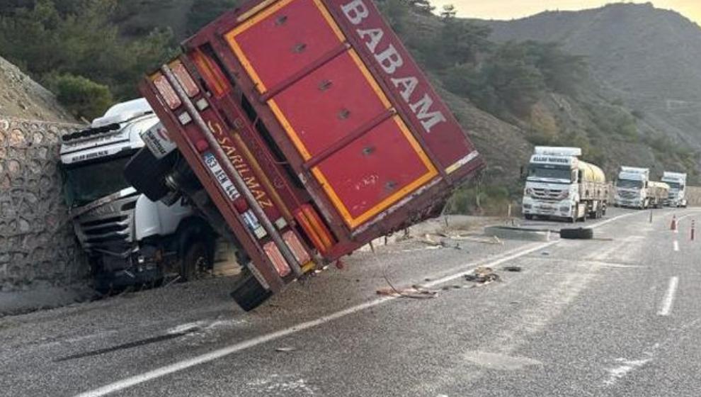 İstinat Duvarına Çarpan Tırın Sürücüsü Yaralandı