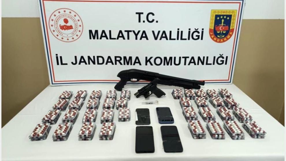 Jandarma Uyuşturucu Hap ve Silah Ele Geçirdi