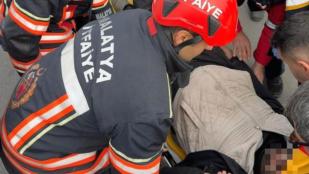 Kamyonet ile Kamyon Çarpıştı, 1 Kişi Yaralandı