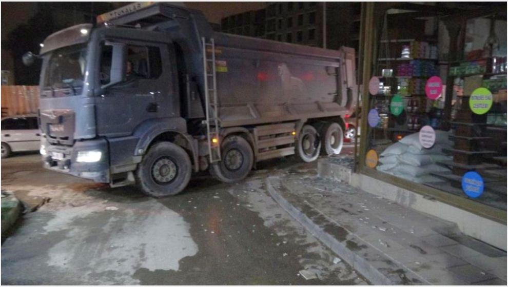 Kamyonun Lastiği 'İnfilak' Etti, Dükkanı Dağıttı!